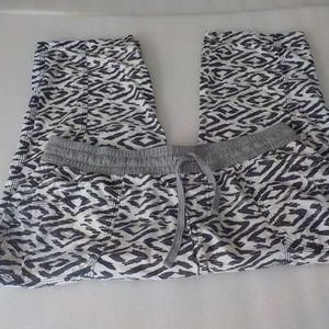Gray/White Zebra Design Capri Pants